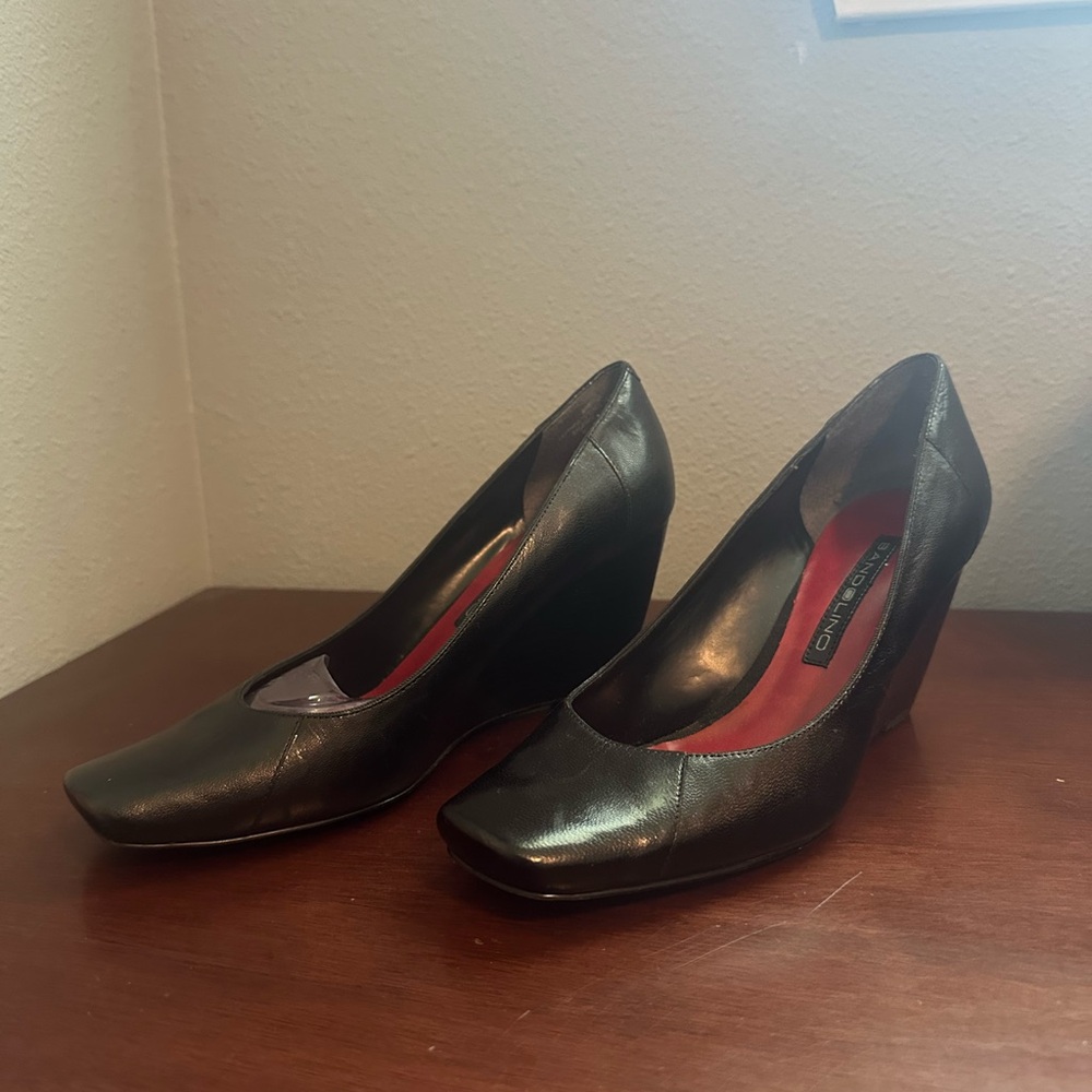 Bandolino, black leather wedges